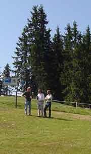 Johann Feilacher, Sepp Altenberger und Werner Sandner bei der Besichtigung des Geländes